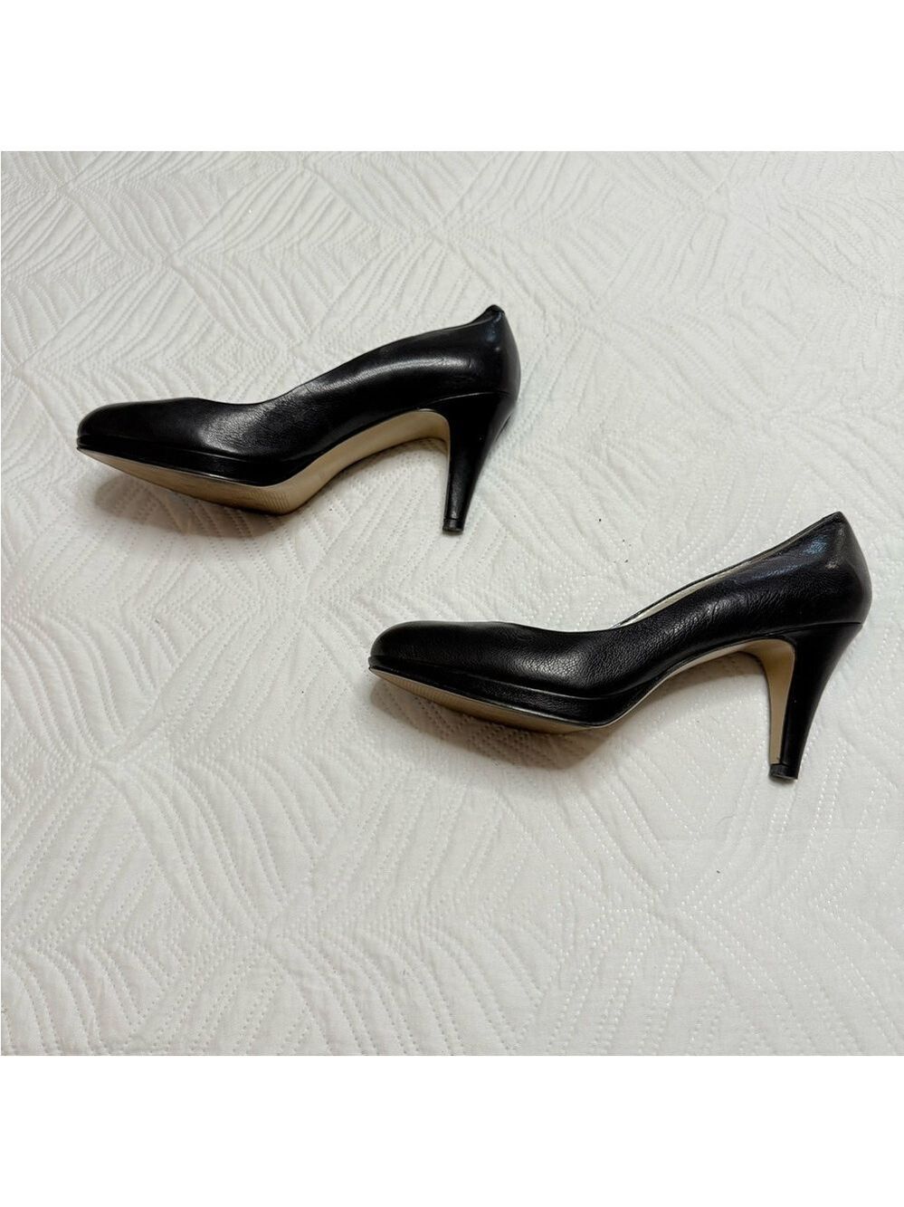 Nine West Women’s Black Leather Heel Pumps. Size 9 - Picture 3 of 9